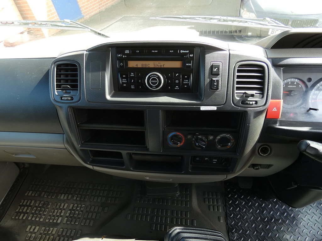 Nissan NT400 2.5L Basic White #3