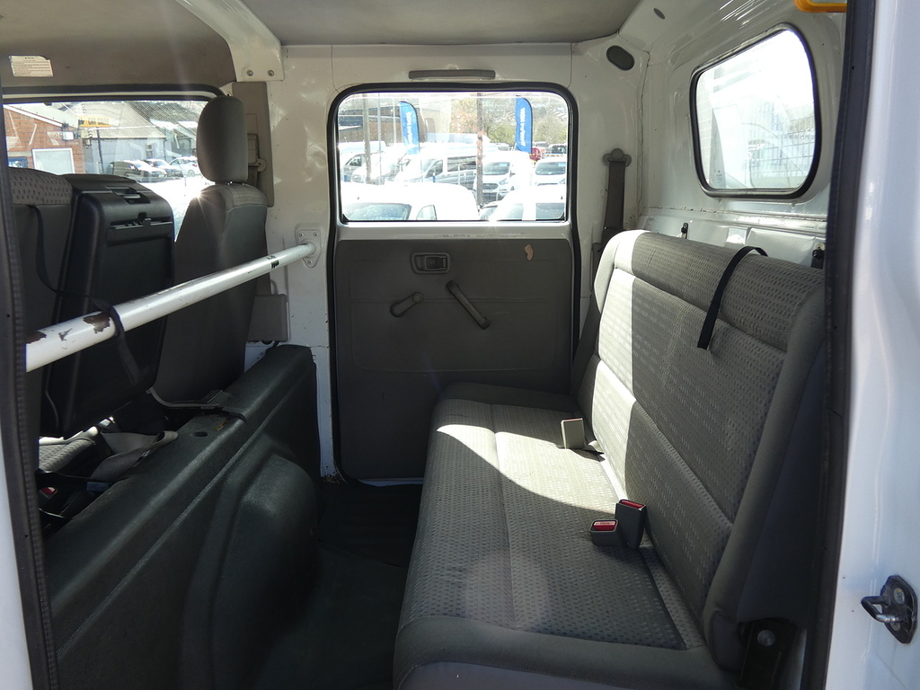 Nissan NT400 2.5L Basic White #18