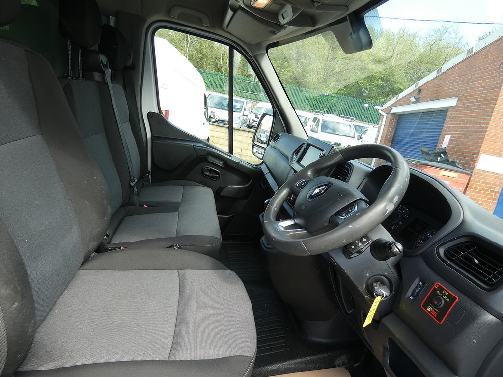 Renault Master 2.3Cdi 35 Business 4M Luton With Tail Lift U5191 White