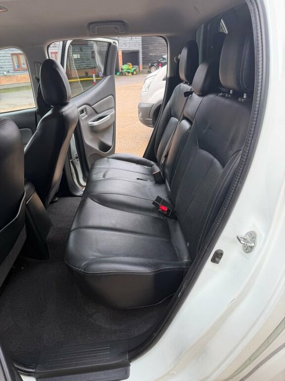 Mitsubishi L200 Di-d Dc Warrior Pickup DS66FBX White #4