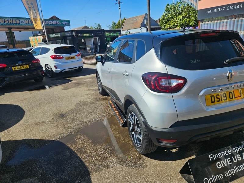 Renault Captur Iconic Tce DS19OLJ Black #4
