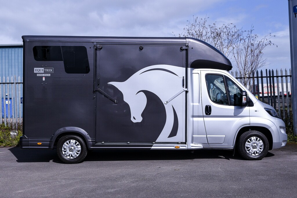 Peugeot Boxer 2.0 Bluehdi Equitrek Horsebox 335 Platform Cab Silver