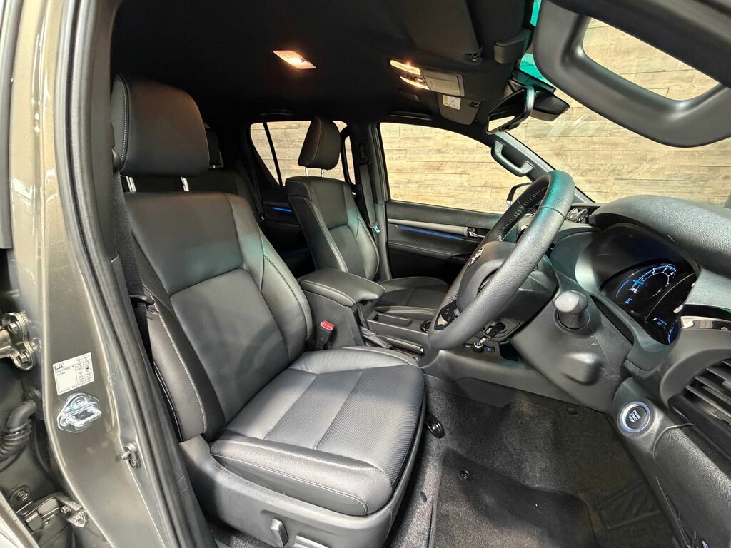 Toyota HILUX 2.8 D-4d-h Invincible X Brown #6