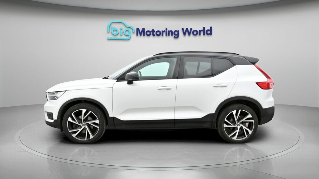 Volvo XC40 R-design Pro MM70YLG White #4