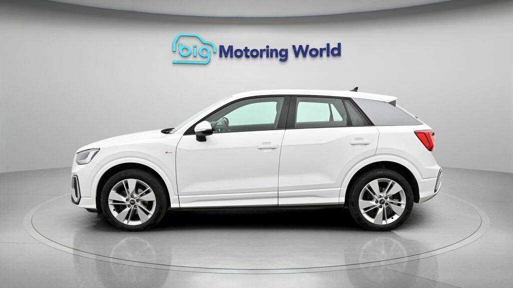 Audi Q2 S Line RE22UNM White #4