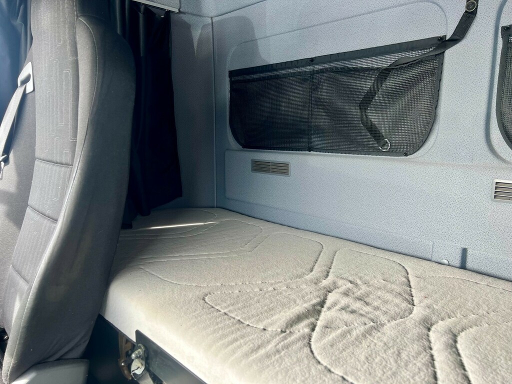 Mercedes-Benz  816 Day Cab White #29