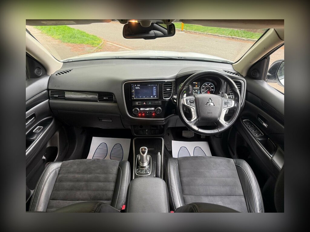 Mitsubishi Outlander 2.0H 12Kwh Gx3h Suv Plug-in Hybrid Cvt CP65NRY White #2