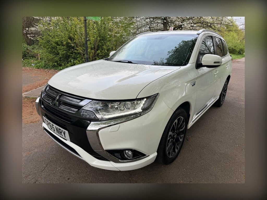 Mitsubishi Outlander 2.0H 12Kwh Gx3h Suv Plug-in Hybrid Cvt CP65NRY White #6