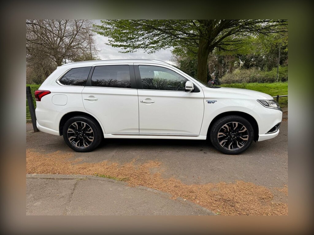 Mitsubishi Outlander 2.0H 12Kwh Gx3h Suv Plug-in Hybrid Cvt CP65NRY White #3