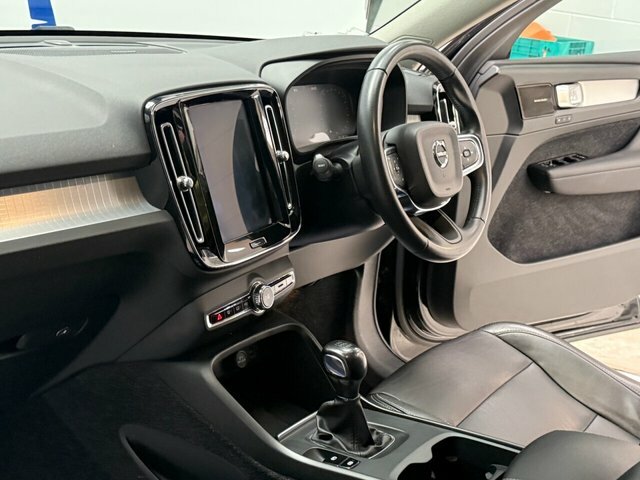 Volvo XC40 T3 Momentum Suv KR69ZGP Black #4