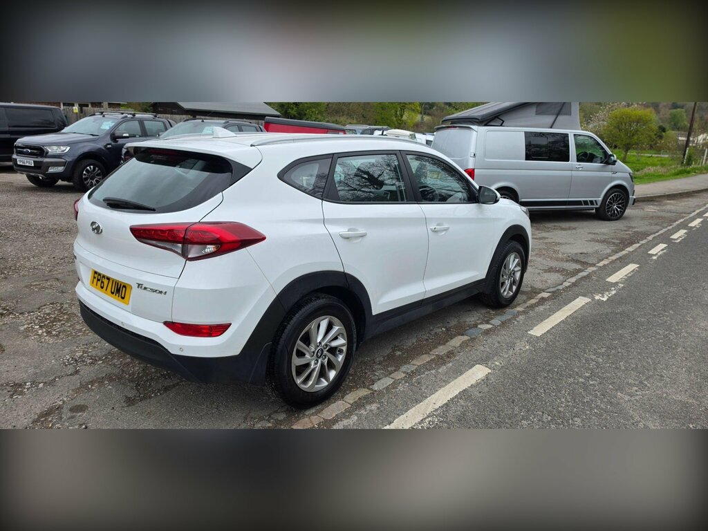 Hyundai Tucson 1.7 Crdi Blue Drive Se Nav Euro 6 Ss FP67UMO White #4