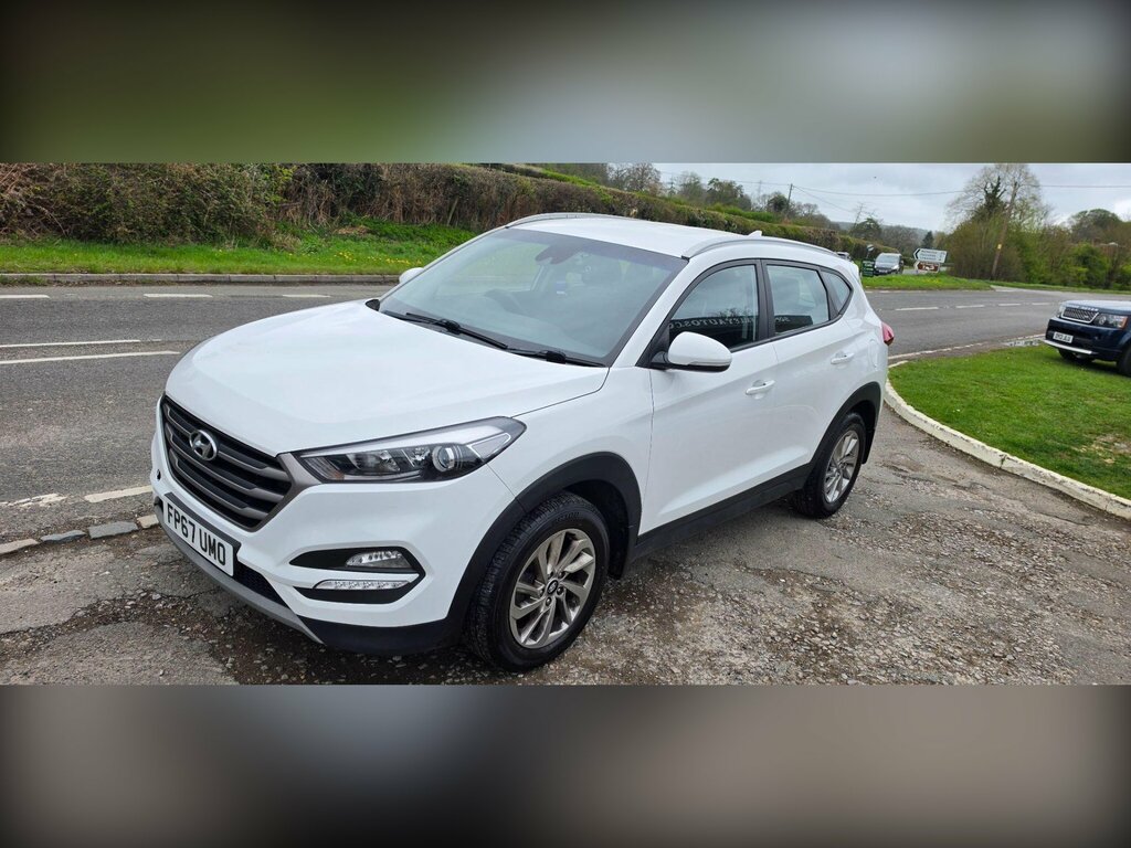 Hyundai Tucson 1.7 Crdi Blue Drive Se Nav Euro 6 Ss FP67UMO White #5