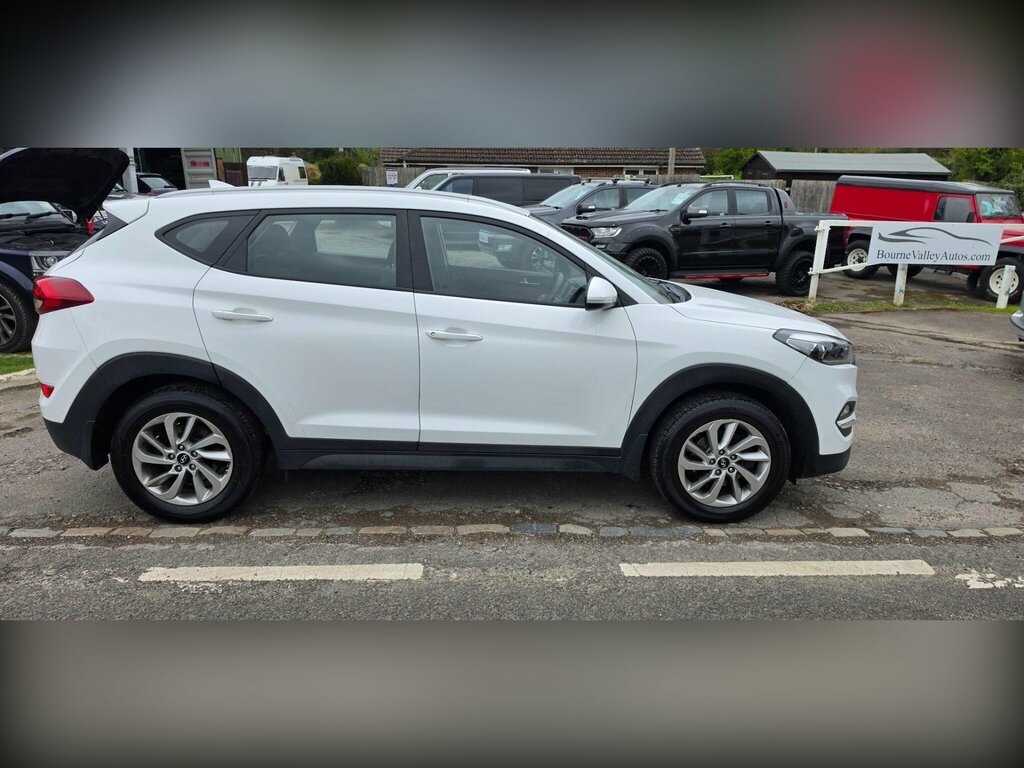 Hyundai Tucson 1.7 Crdi Blue Drive Se Nav Euro 6 Ss FP67UMO White #2