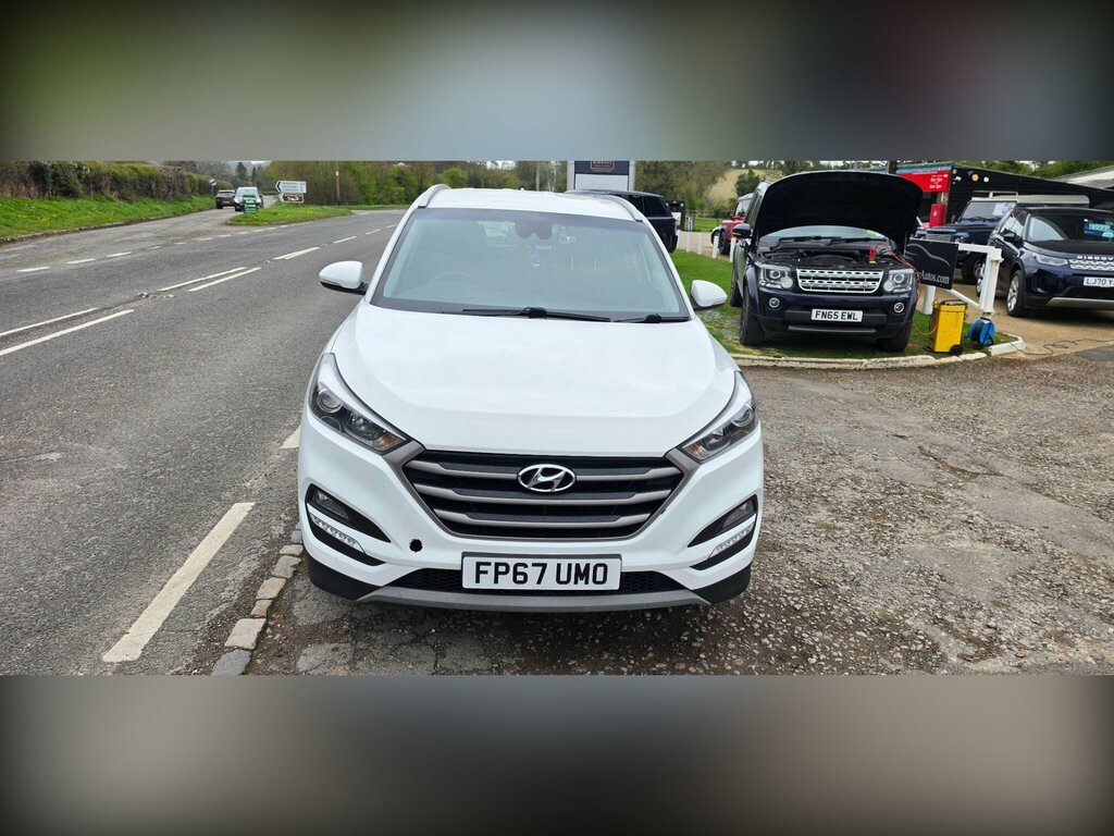 Hyundai Tucson 1.7 Crdi Blue Drive Se Nav Euro 6 Ss FP67UMO White #3