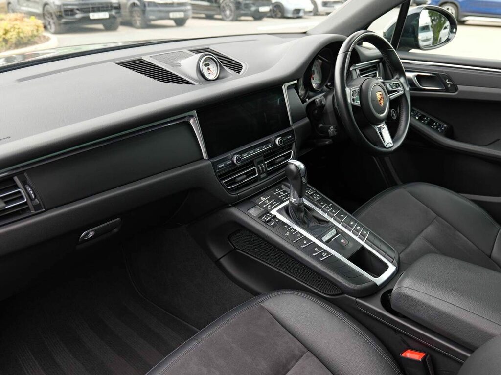 Porsche Macan Petrol YL21JKO Black #5