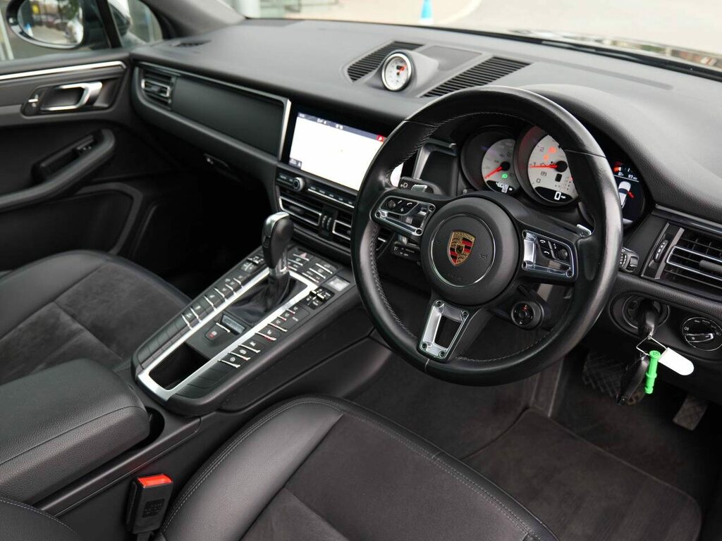 Porsche Macan Petrol YL21JKO Black #4