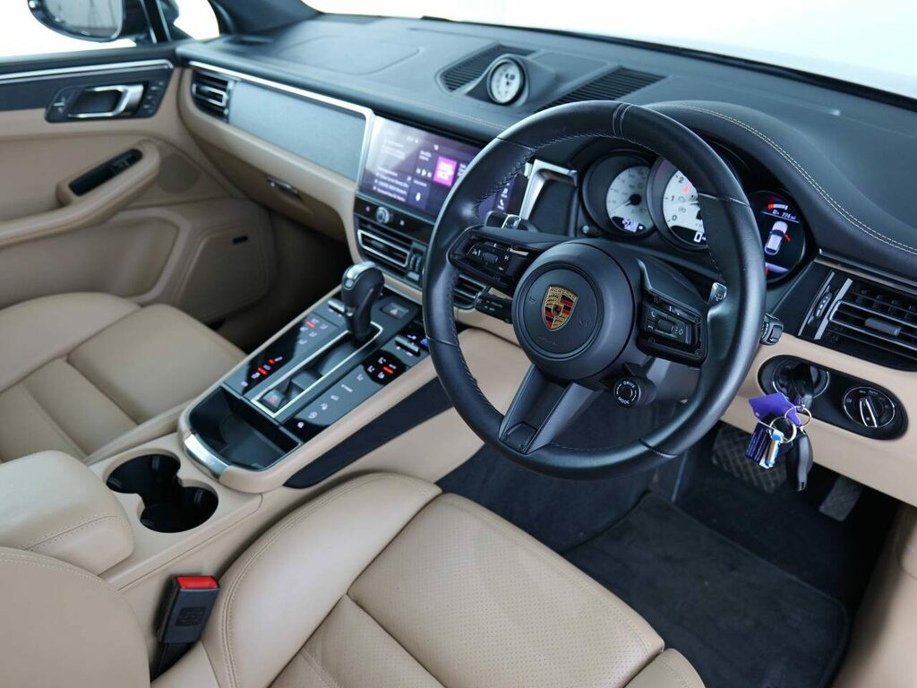 Porsche Macan Petrol KY73BXV Red #4