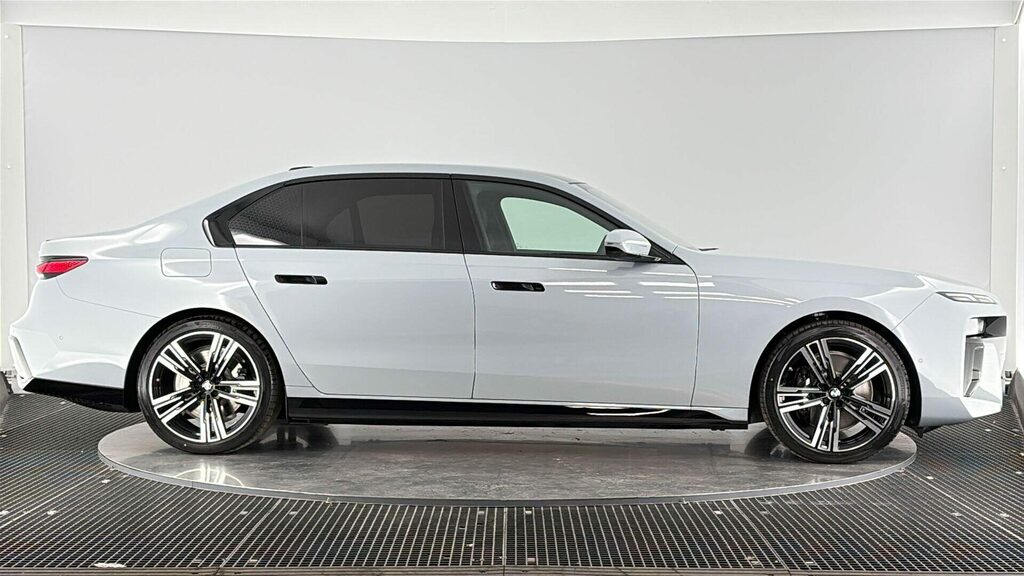 BMW i7 Xdrive60 M Sport Blue #5