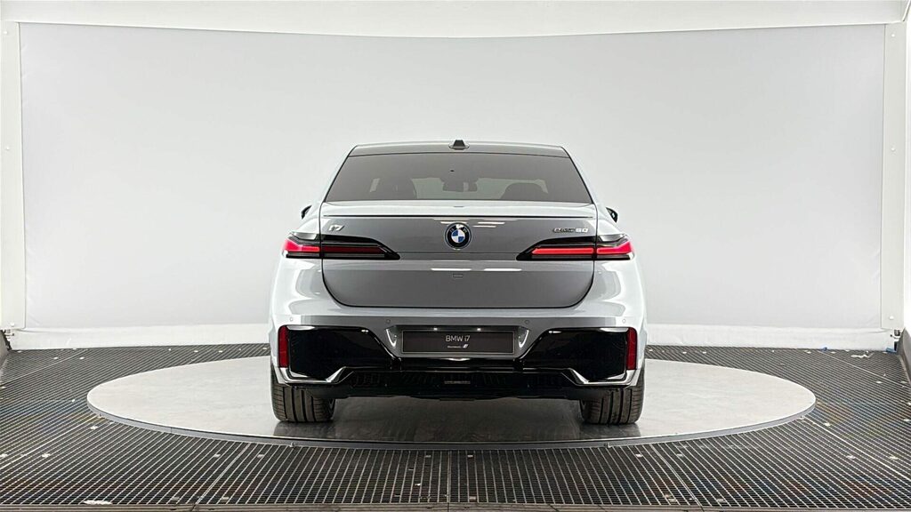 BMW i7 Xdrive60 M Sport Blue #4