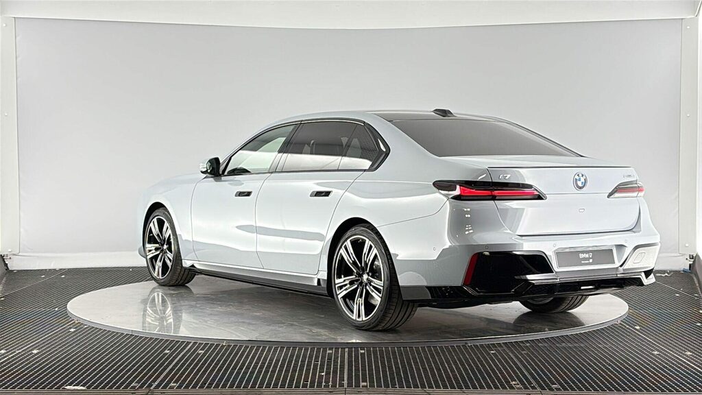 BMW i7 Xdrive60 M Sport Blue #3