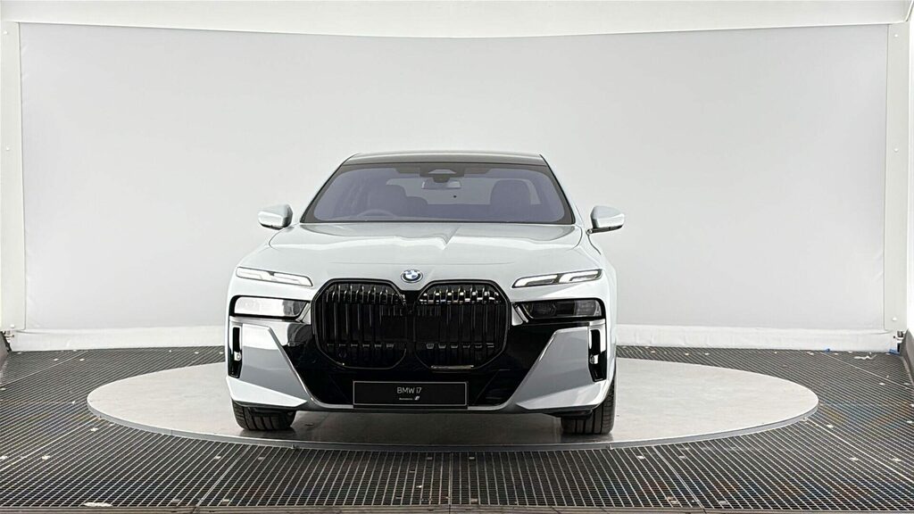 BMW i7 Xdrive60 M Sport Blue #2