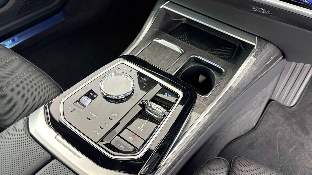 BMW i7 Xdrive60 M Sport Blue #11
