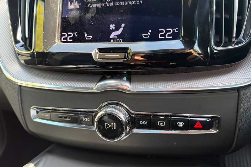 Volvo XC60 2.0 T6 Recharge Phev R Design Awd KX70HMC Black #4