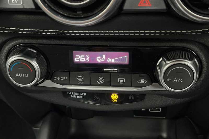 Nissan Juke 1.6 Hybrid N-connecta Red