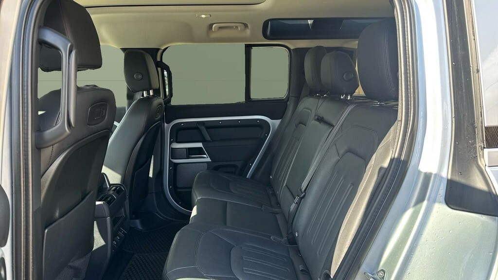Land Rover Defender 110 Se Silver #4