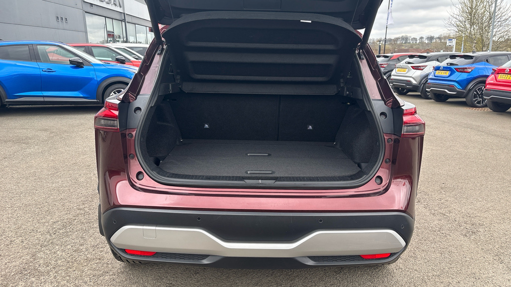 Nissan Qashqai Tekna Red #4