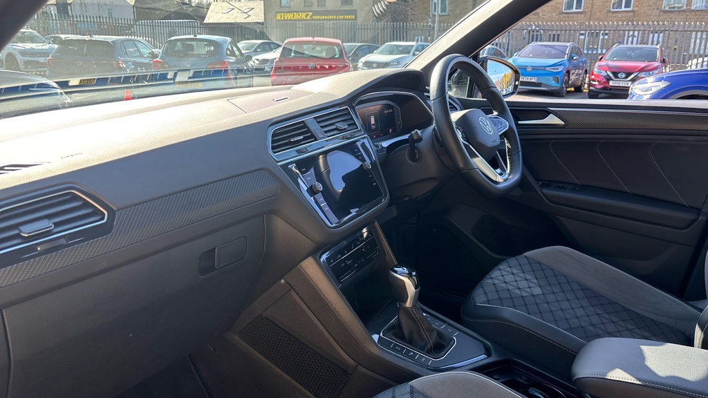 Volkswagen Tiguan R-line YC23JNX Black #2