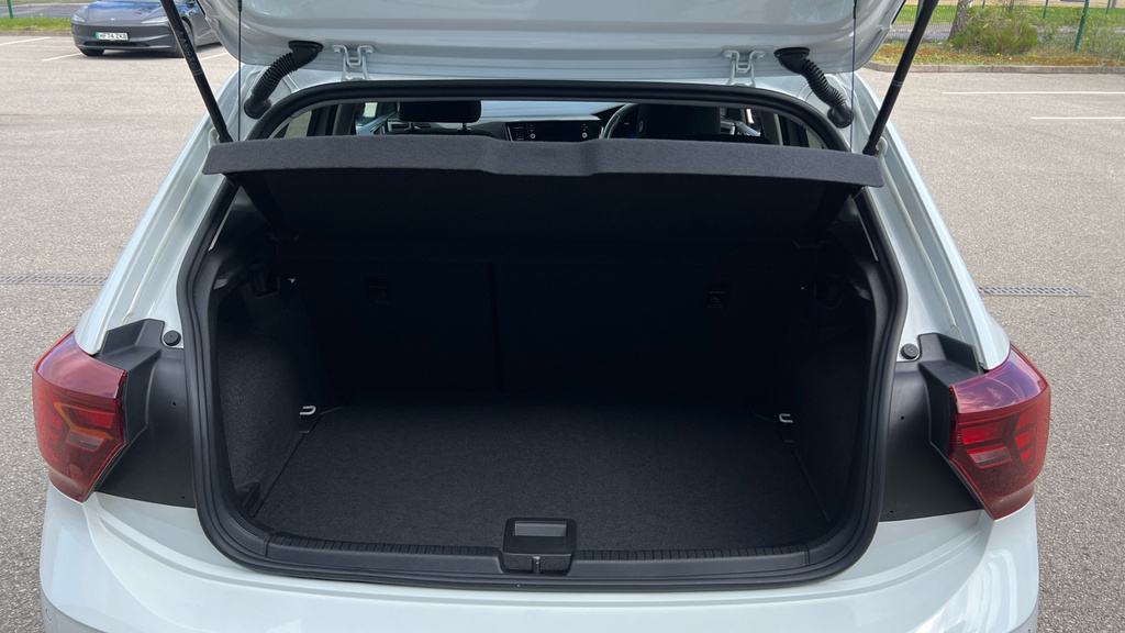 Volkswagen Polo Match White #4