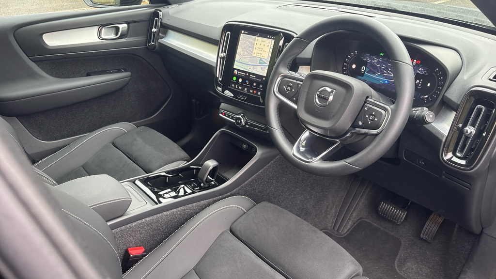 Volvo XC40 Plus Black Edition WD75DHF Black #4
