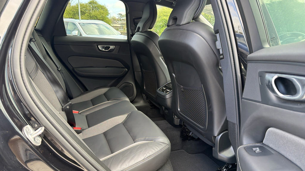 Volvo XC60 Plus Black Edition RO25LFM Black #6