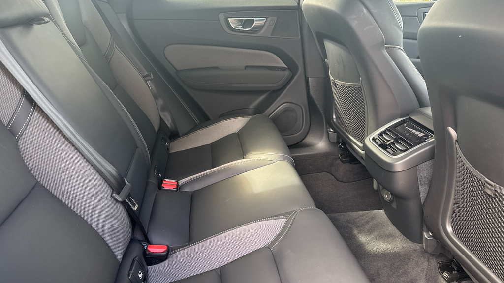 Volvo XC60 Plus Black Edition WF75FME Black #6