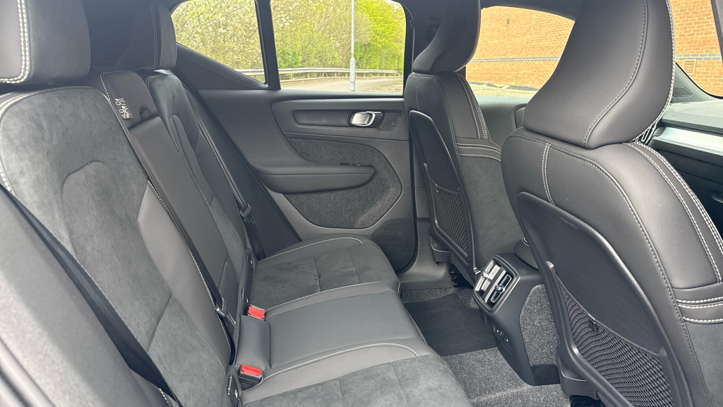 Volvo XC40 Plus Black Edition WF26FDX Black #6