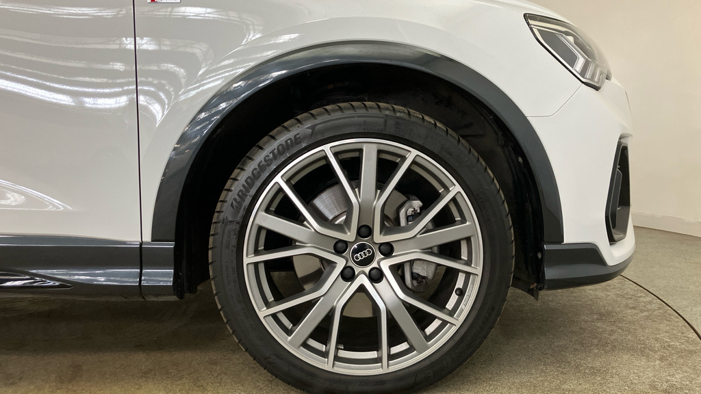 Audi Q3 Black Edition VK25OHD White #5