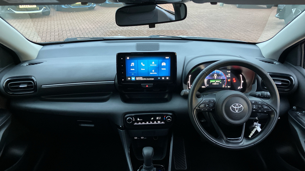 Toyota Yaris Design YS24FSN White #5