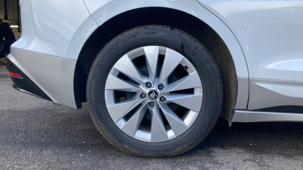 Skoda ENYAQ Se L GL25ZGZ White #5