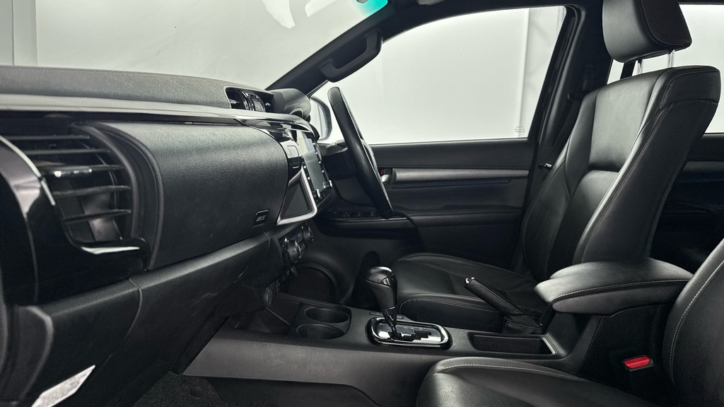 Toyota HILUX Invincible X YG22ZYO Black #5