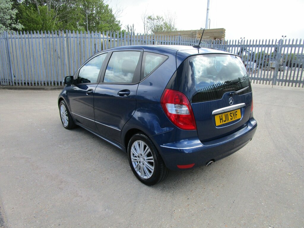 Mercedes-Benz A Class 2.0 A160 Cdi Elegance Se Hatchback Cvt HJ11SYF Blue #2