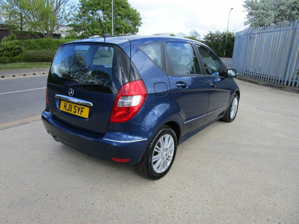 Mercedes-Benz A Class 2.0 A160 Cdi Elegance Se Hatchback Cvt HJ11SYF Blue #4