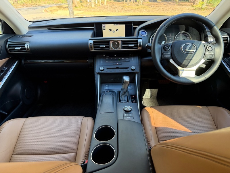 Lexus IS Se White #3