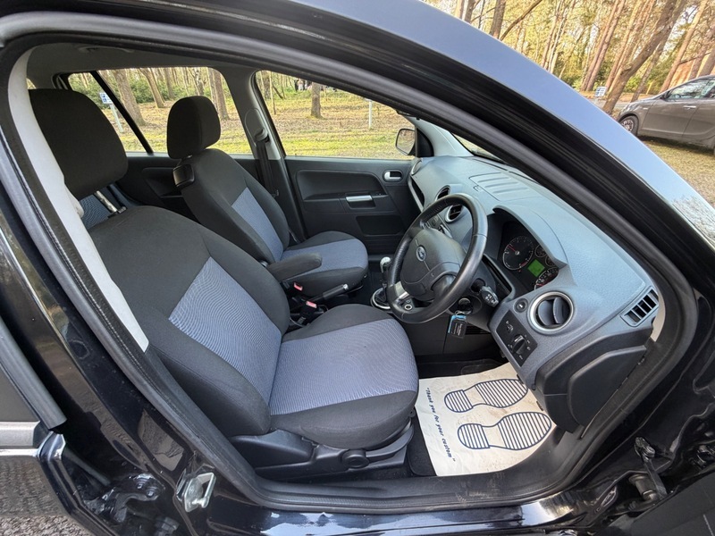 Ford Fusion Zetec Black #3