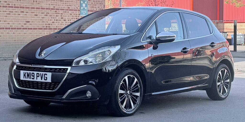 Peugeot 208 1.2 Puretech Tech Edition Euro 6 Ss KM19PVG Black #4