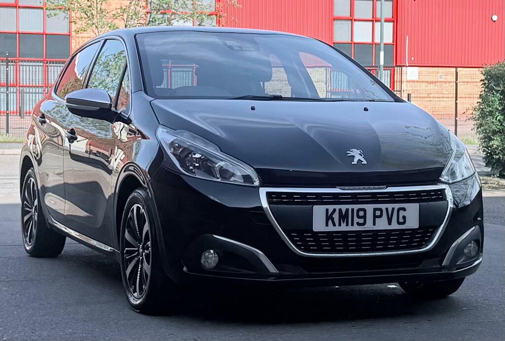 Peugeot 208 1.2 Puretech Tech Edition Euro 6 Ss KM19PVG Black #5