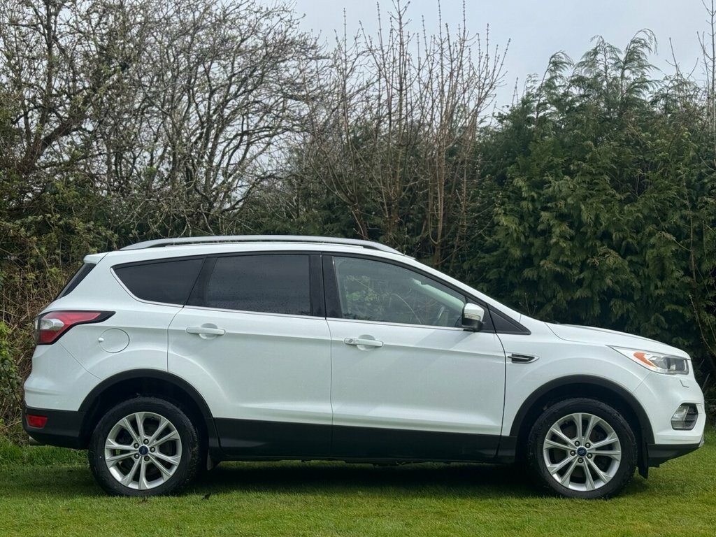 Ford Kuga 2L Titanium EJ66KTG White #4