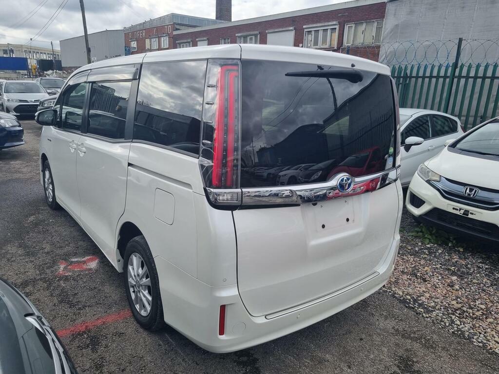 Toyota Noah 1.8 Hybrid 7 Seats Ulez White #5