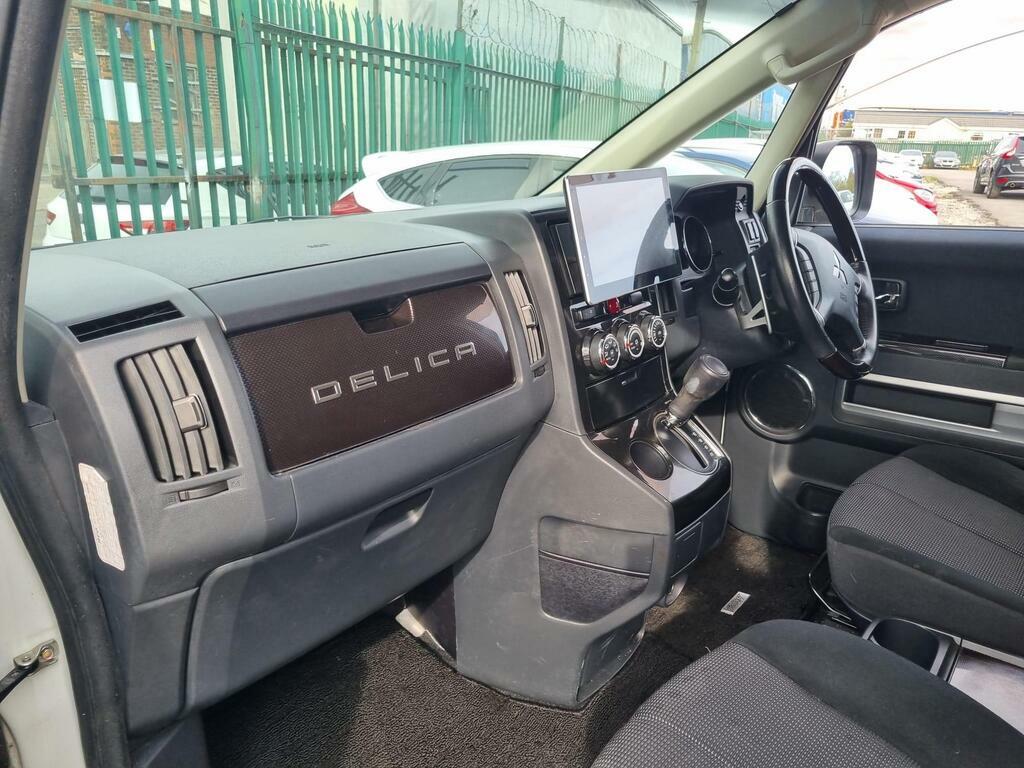 Mitsubishi Delica D5 2.0 G Power Package 4Wd 7 Seat Mivec - 2010 60 White #11