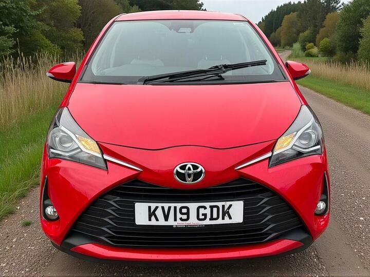 Toyota Yaris 1.5 Vvt-i Icon Tech Hatchback Eu Red